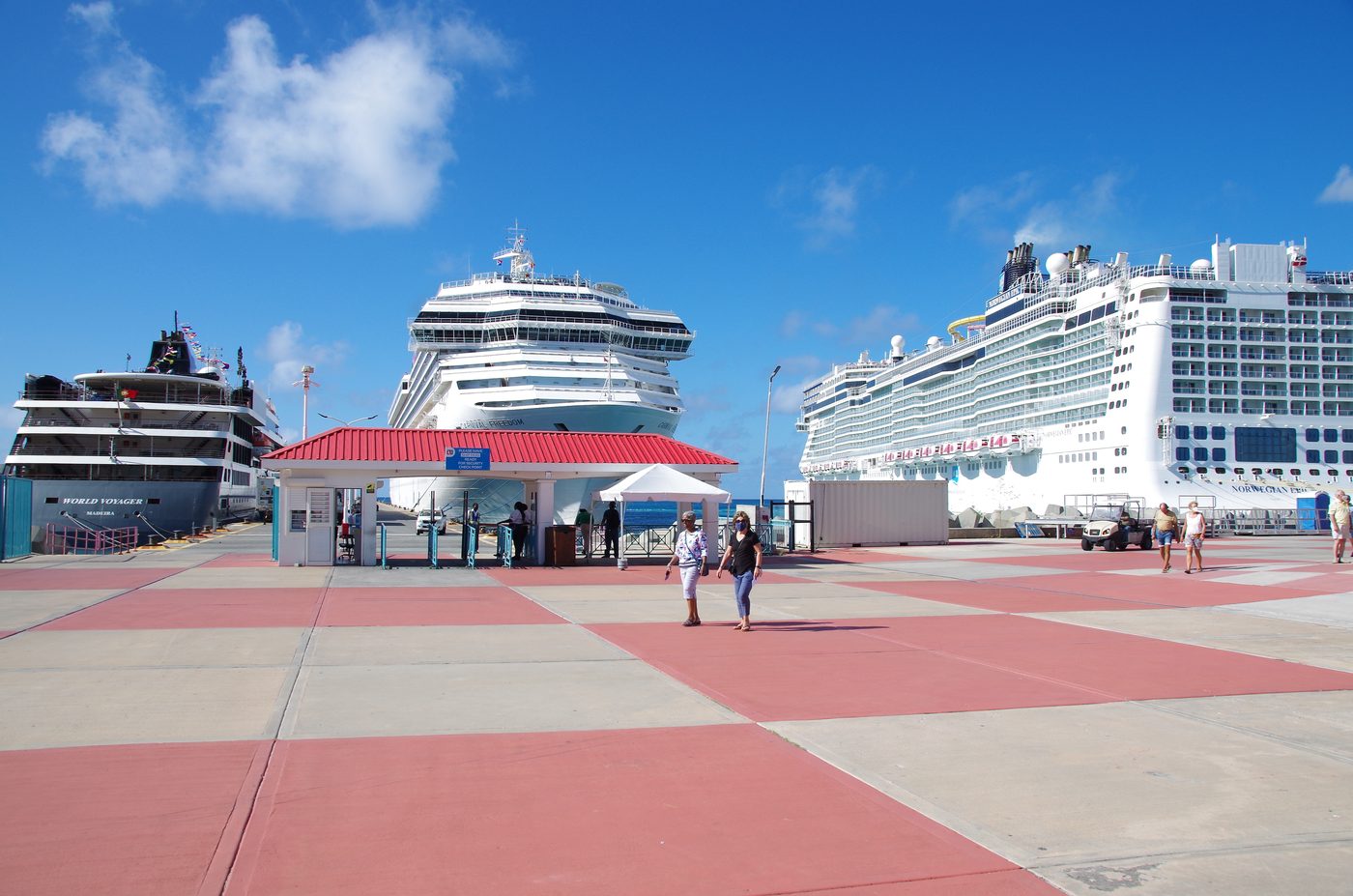 Cruise ships at the Philipsburg cruise port