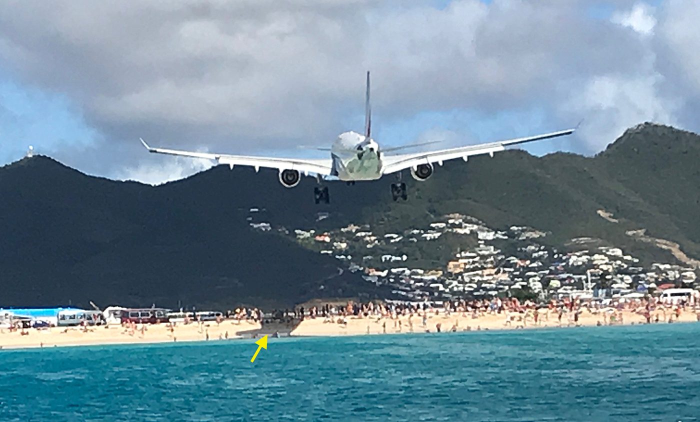 A jet on final approach over Maho Beach