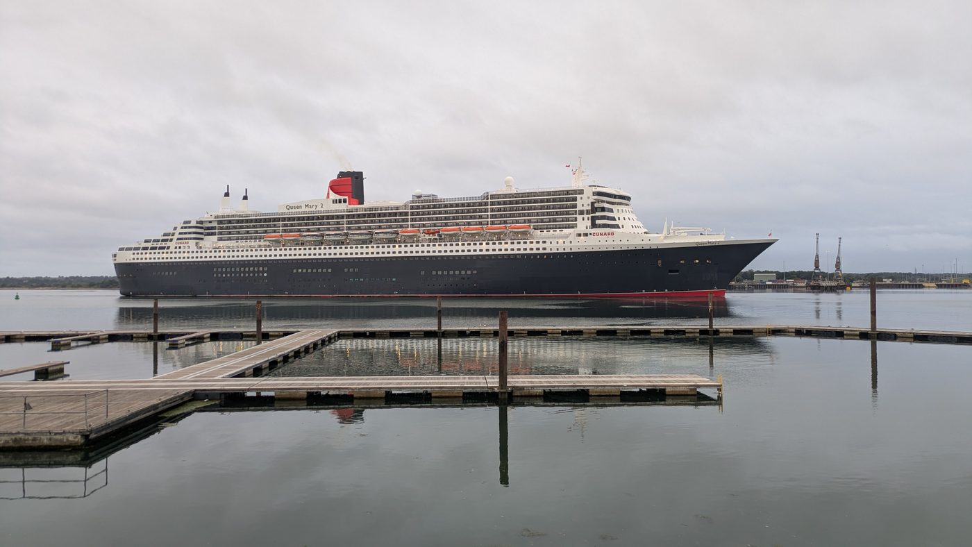 Queen Mary 2 arriving in Southampton