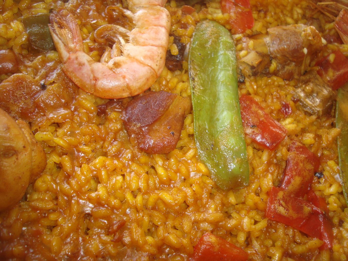 Paella valenciana in the pan
